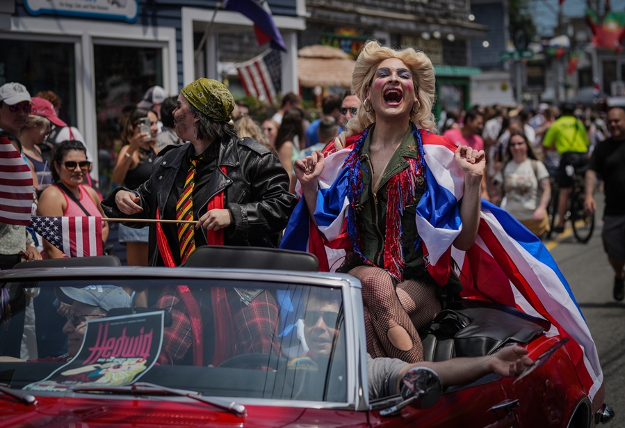 Worries and Waves at the Fourth of July Parade - The Provincetown ...